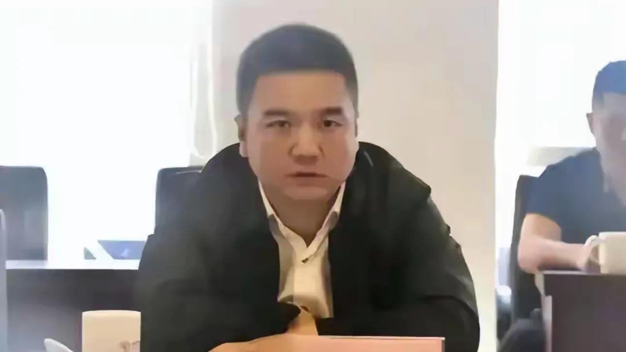 曾经“硬刚”王健林的最年轻县长落马，六天之前履新职，网友热议