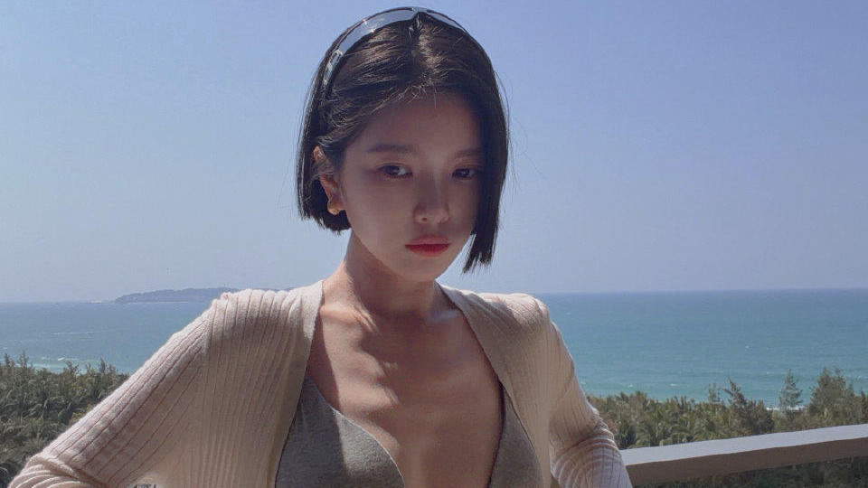 王灿海边泳装秀：做了妈妈仍有穿衣自由，网友直呼“这身材太神了”