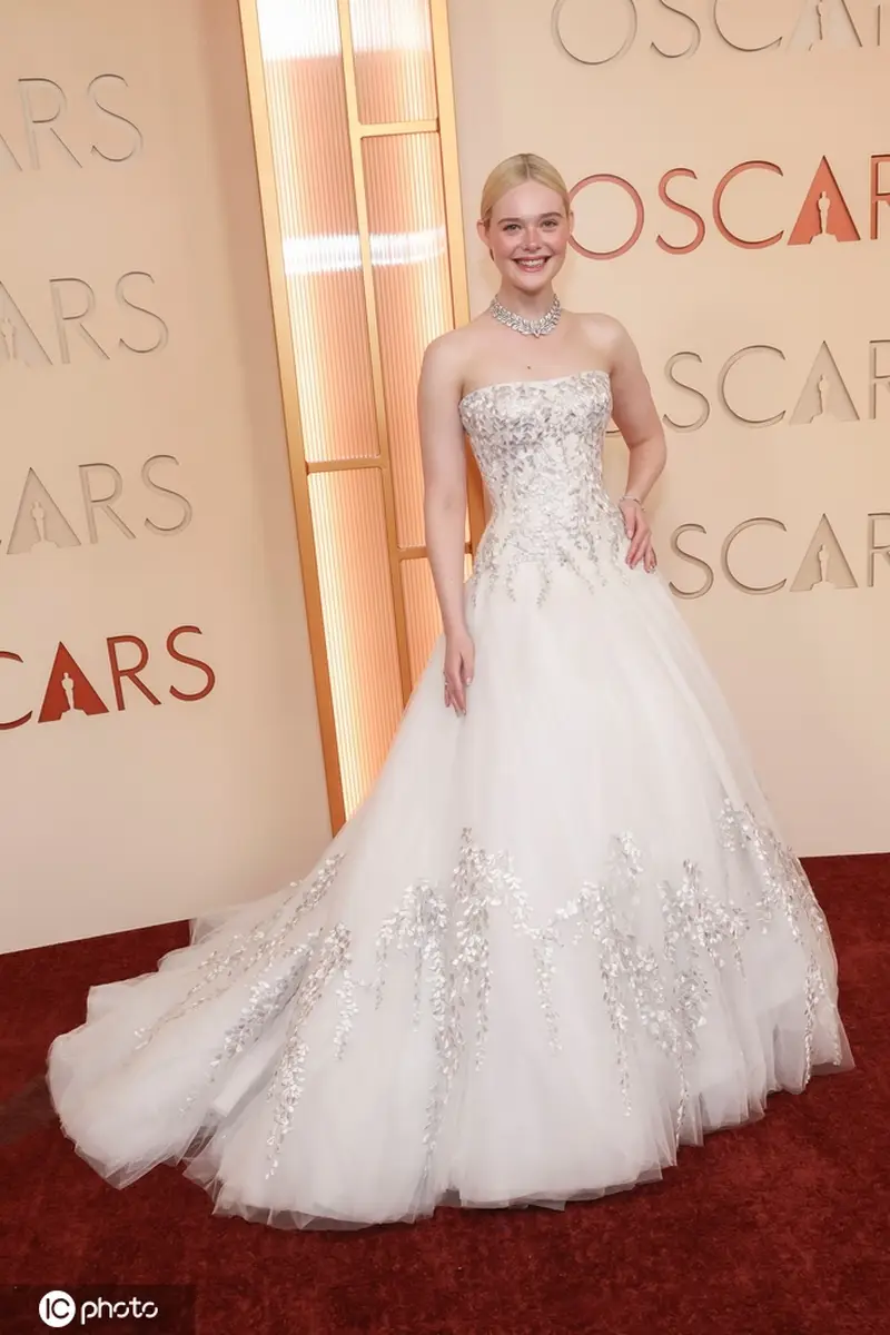 艾丽·范宁亮相第98届奥斯卡金像奖红毯