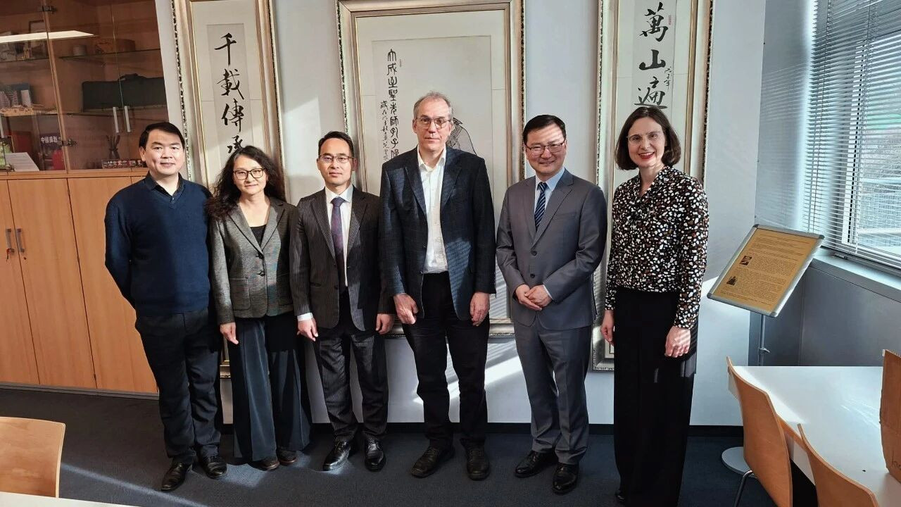 文化出海｜余勇总领事走访鲁尔都市孔子学院