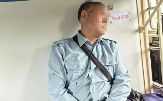 术后 3 个月蹲 7 天抢高铁下铺，带娃夫妻逼换铺遭我怒拒，被围堵网暴扒隐私