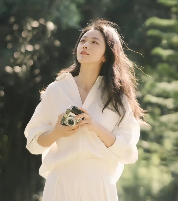 倪妮汤唯冲上热搜原因是倪妮担心紧张的模样
还是暴露了一些端倪，尤其是她冲人群连喊