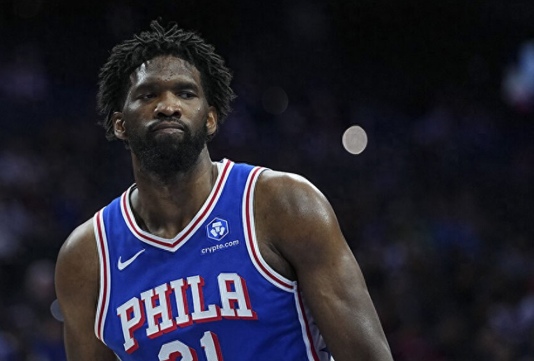 恩比德现在这种大中锋投射打法，只能帮他配一个雷霆哈腾或者骑士阿伦才能玩得转，不然