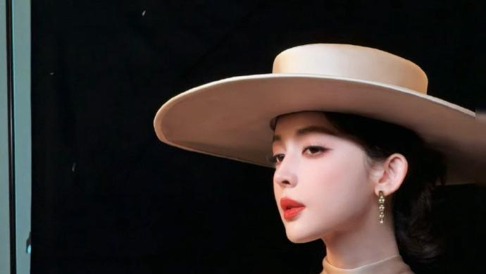 娜扎的这闪耀的妆造，就问你们觉得如何，太可以了！