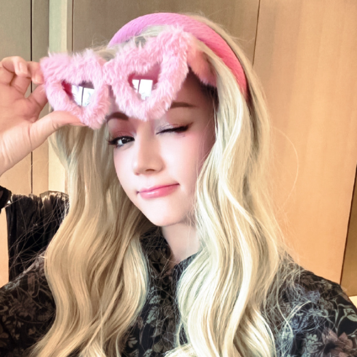 烛光摇曳的夜晚，她比星辰更耀眼