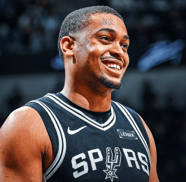 NBA官方更新社媒，宣布马刺球员、中乔体育代言人凯尔登-约翰逊荣获约翰-哈弗里切