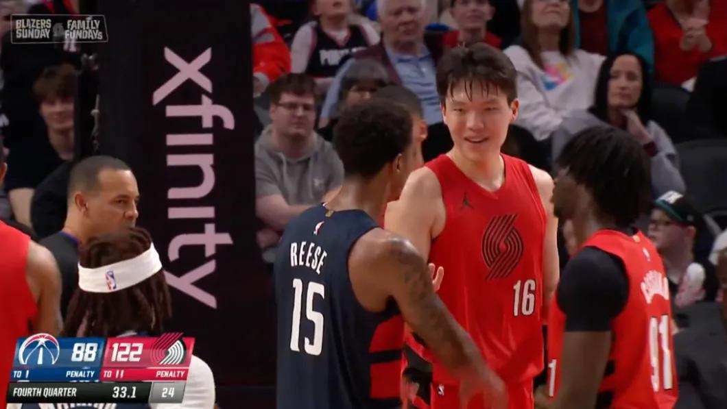 侮辱性极强！被抱摔！拖走！扔掉！杨瀚森居然吃T了，生涯第1次啊