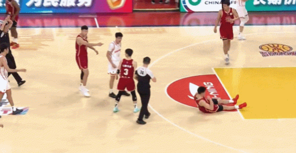冲动了！CBA常规赛深圳对阵山西一战比赛下半场出现不和谐一幕：末节进行两分半钟时