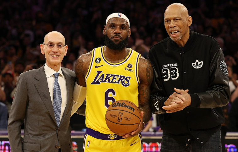 夸梅·布朗说詹姆斯是“国王”，萧华都得听他的——这大概是NBA最黑色幽默的“王位认证”