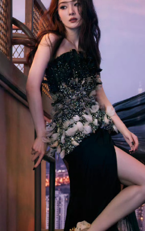 回顾这组夜幕女郎幂，她淡定从容，临世而开