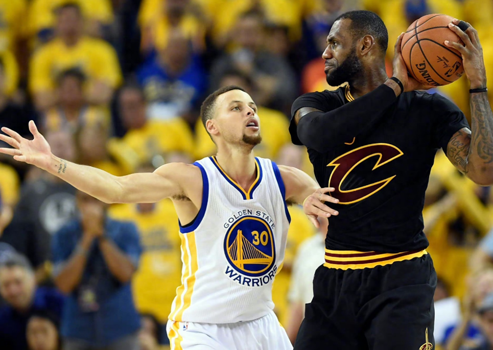 理性讨论，詹姆斯比库里强吗？

首先，总冠军是含金量最高的荣誉，并且库里一直是赢