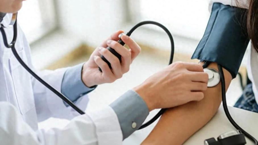 血压飙升的真正元凶曝光，而你的双腿可能为此在偷偷“买单”！