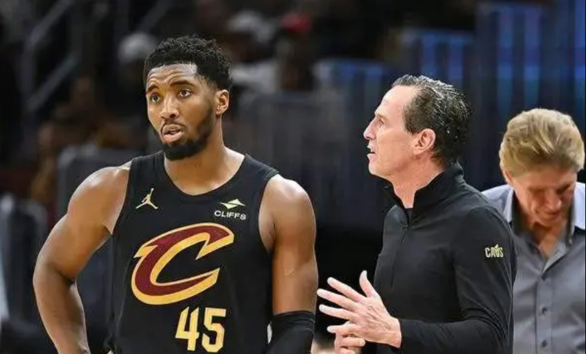 我发现骑士主教练阿特金森真是一个老奸巨猾的主教练，心眼特别多。
为啥这么说呢，大