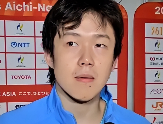 这一幕太讽刺！9月28日名古屋亚运会乒乓球男单决赛，21岁小将林诗栋4比0横扫王