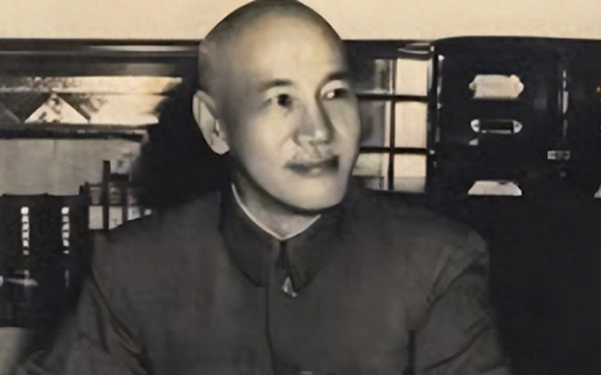 晚年老蒋懊悔不已，反思自己：最大的失误，没把精锐撤出东北！其实他无论怎么做都会败亡…