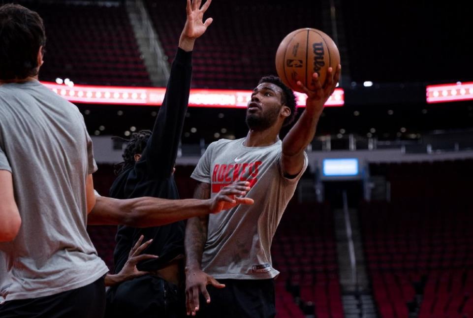 伊森今天在火箭大胜爵士队的比赛里表现不错，虽然他并没有取代谢泼德再一次成为火箭队