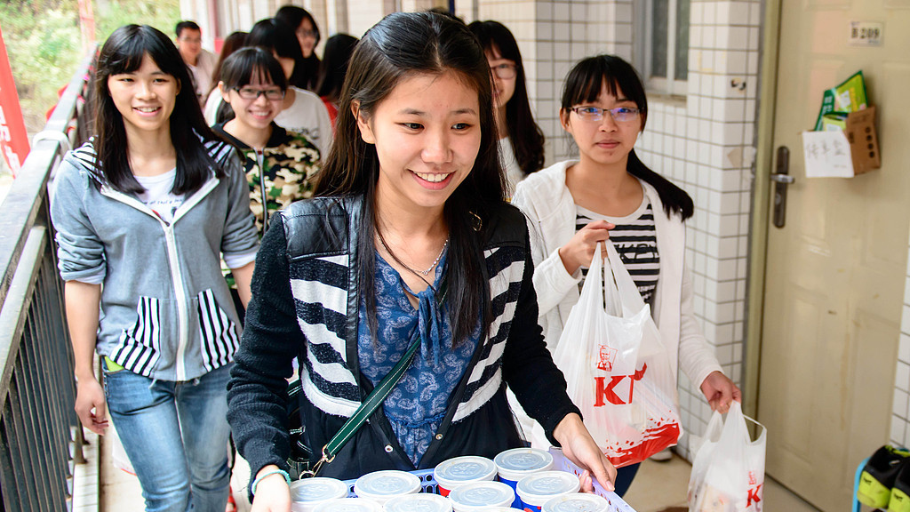 穿衣自由与“道德焦虑”：谁在定义我们的身体？