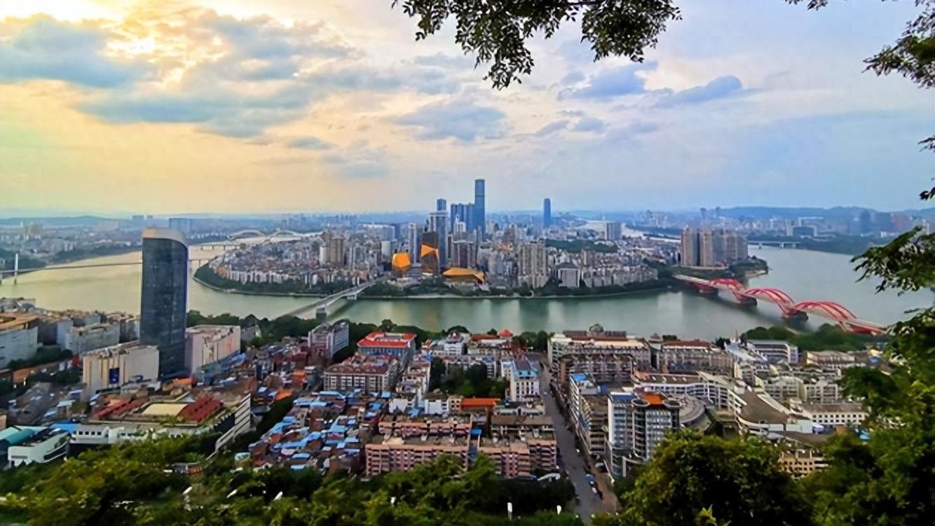 柳州人就是离不开酸和辣，从宴席硬菜到街头小吃，一日三餐少不了这风味