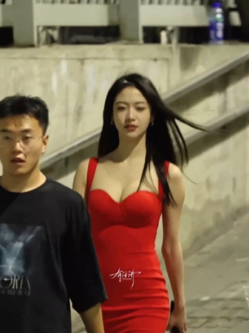 向涵之下班路透
红裙造型好美