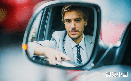 工伤入院，老板反手就把我开除，可他不知道系统给了我101栋大楼，我转身就成了他的房东！