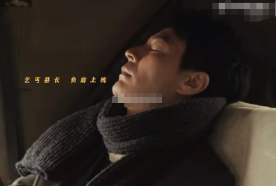 连烧个牛粪都得蹲地上仔细抖碎子，这种细节最能体现角色的穷和认真。李光洁的表演让人