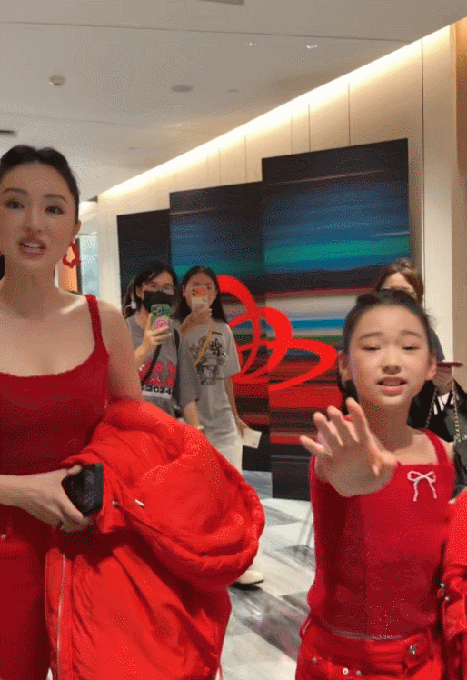 董璇，真的把女儿小酒窝，教育得很好！

母女俩一起出席活动，散场时，热情的粉丝们