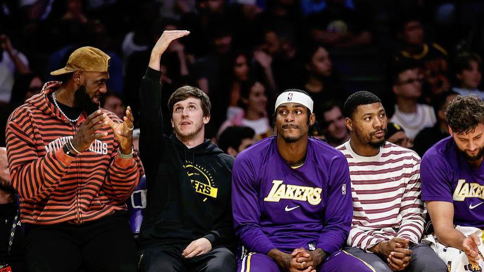 范德比尔特贴脸怒喷雷迪克！湖人替补席的“集体迷失”，锅到底该谁背