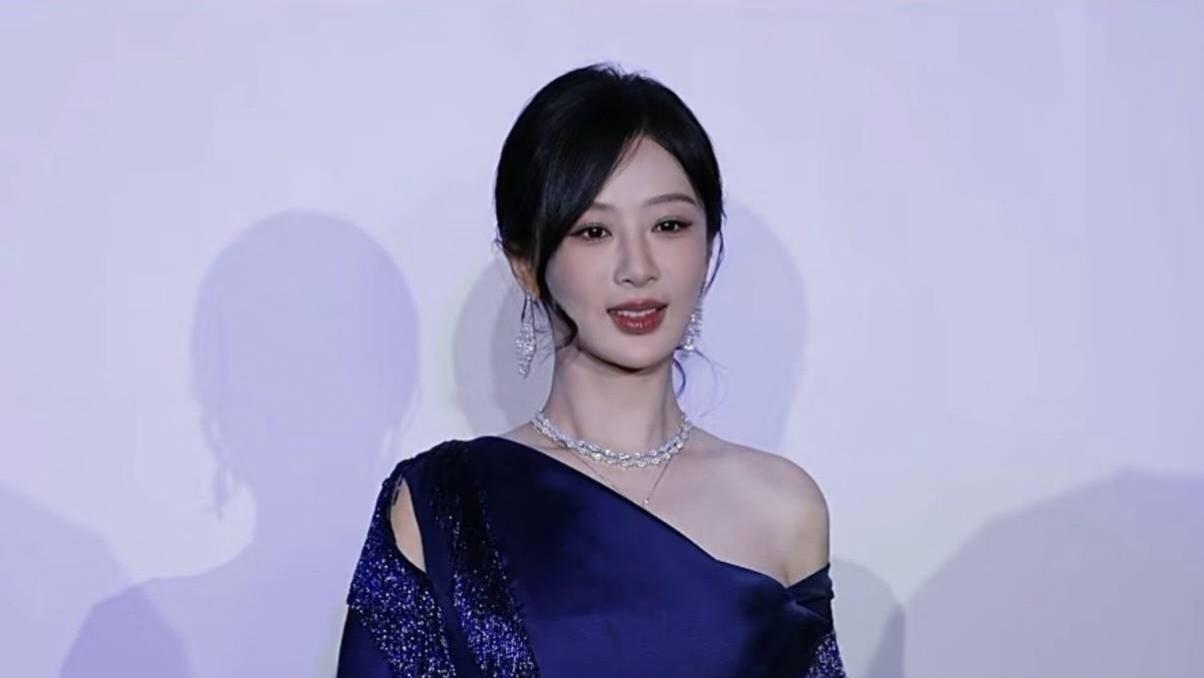 杨紫紫色高定惊艳全场：从红毯女神到贴心“邻家妹妹”