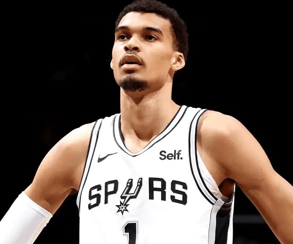 勇士球员德雷蒙德-格林在一档播客节目中评价文班亚马：“说实话，文班亚马太不可思议