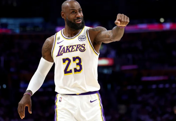 ESPN记者Brian Windhorst谈到了勒布朗-詹姆斯的相关动向。
Wi