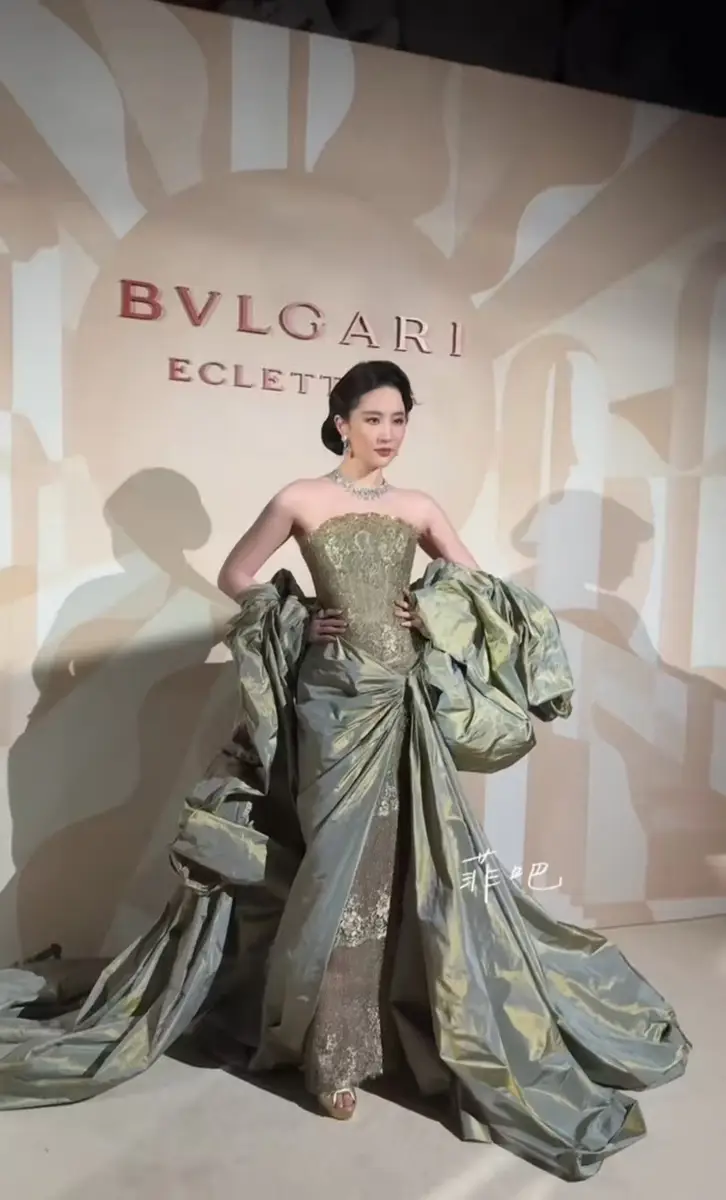 刘亦菲低盘发着抹胸鎏金裙温婉大气 钻饰加身尽显优雅矜贵