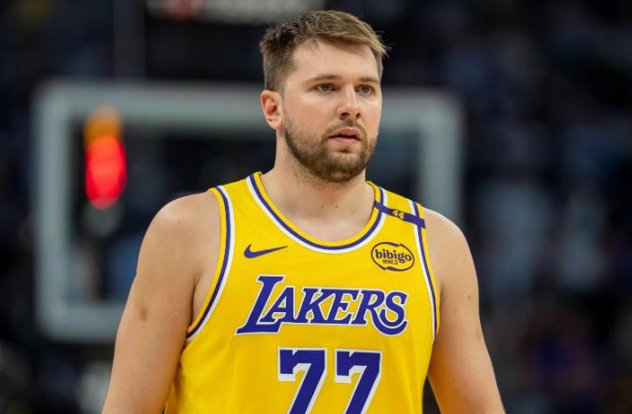 湖人拥有东契奇班底、里弗斯交易欧文
肯纳德＋斯玛特＋东契奇＋八村塁＋顿宝就是湖人