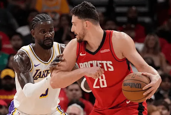 NBA季后赛，湖人客场不敌火箭。
第三节比赛中，艾顿犯规时打到申京头部，裁判回看