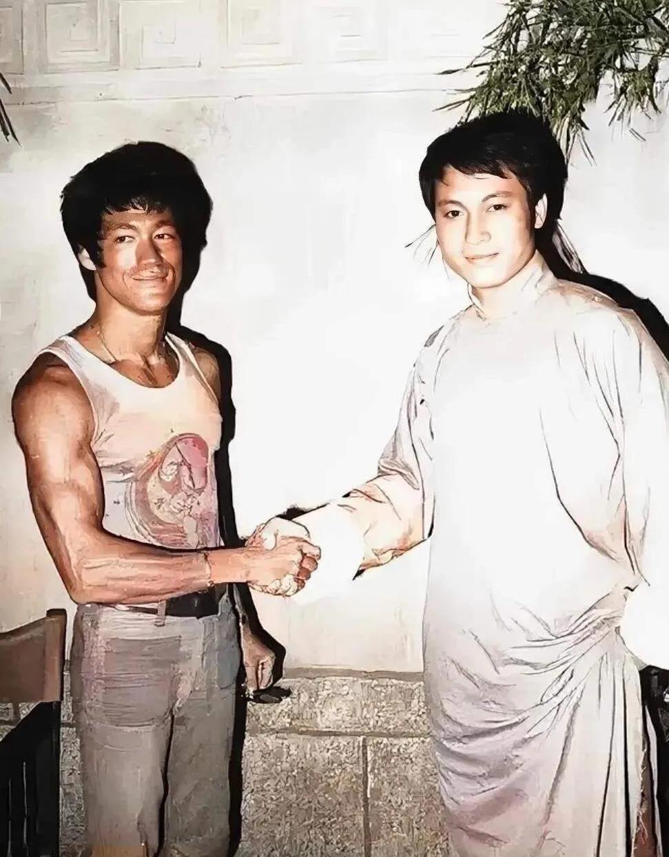 在这张罕见的照片里，我们发现两个非凡的人物在一起。左边是香港功夫巨星李小龙。他的