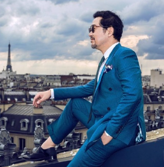 身穿纯黑西服行走在巴黎的街头上，大佬范儿十足