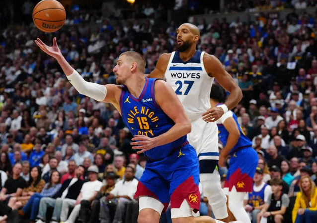 前NBA球员吉尔伯特-阿里纳斯在节目中谈到了杰登-麦克丹尼尔斯此前有关掘金防守的