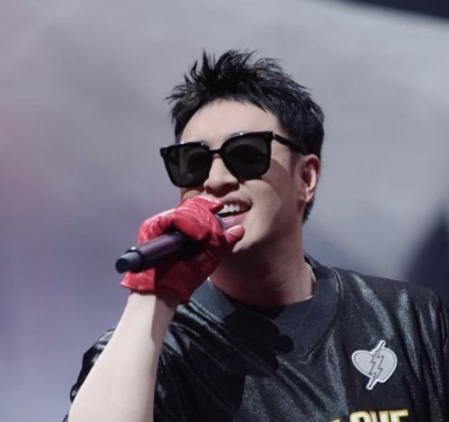 许久没有消息的潘玮柏，连夜冲上了热搜，不是因为新歌，而是他被曝光了一段视频，一家