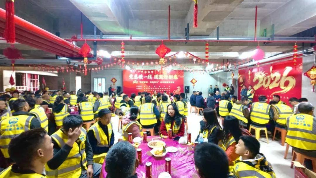 “情暖春城·致敬坚守”这场保障房建设项目工地团圆饭，暖心更暖胃