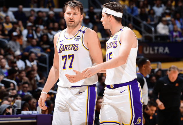 东契奇里弗斯受伤，很明显是雷迪克的问题

常规赛就死草主力，8-9人轮换，东里每