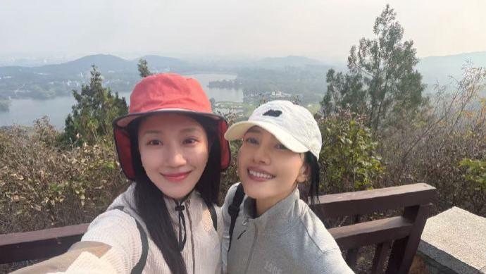 不修图不磨皮！高圆圆菅韧姿爬山原图曝光，内娱松弛感天花板