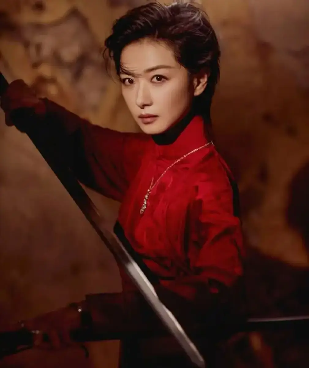 万茜一袭明艳红裙配利落干练妆发 眼神锐利气场全开