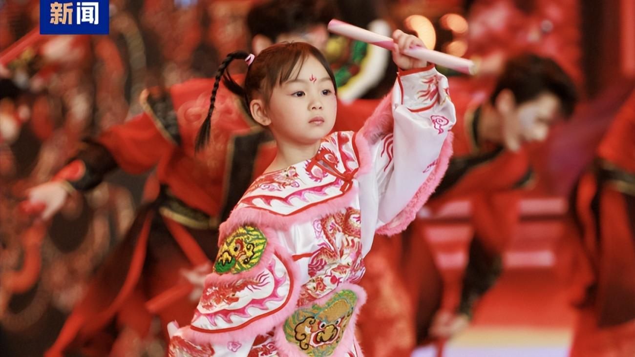 当00后开始守护非遗：6岁女孩跳英歌舞稳居C位，气场全开！小小身影燃动千年战舞魂