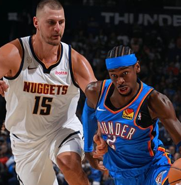 亚历山大连续141场得分过20纪录终结！雷霆险胜掘金。NBA常规赛，雷霆主场迎战