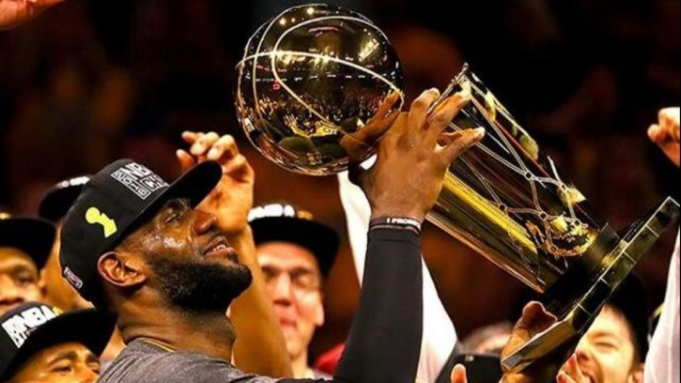 16年夺冠，詹姆斯何以激动到跪地痛哭，高呼“克利夫兰，这是献给你的”