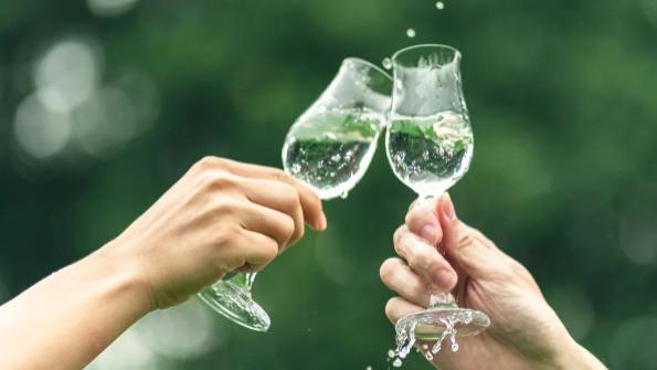 颠覆认知：白酒“醒一醒”，百元喝出千元感！方法简单到哭