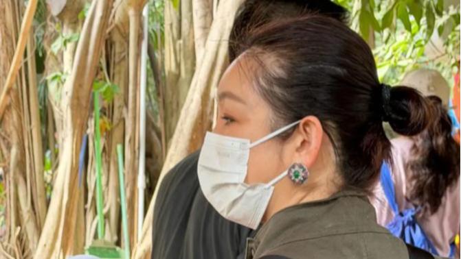 王新军搂儿子好亲近，秦海璐一人走后面