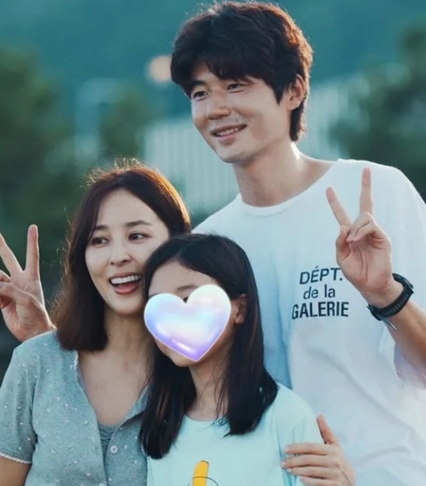 演员韩惠珍在个人Instagram上传了照片
并写道“女儿一直很羡慕我的指甲，所