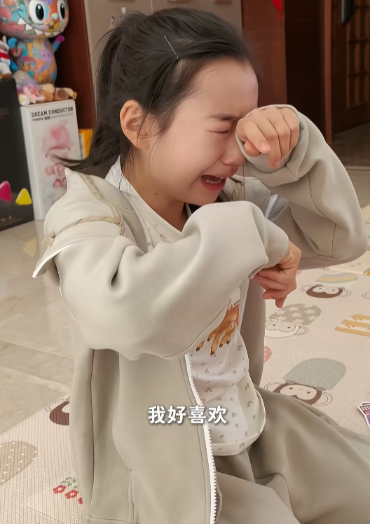 董璇的女儿小酒窝，绝对是天生的演员！

小酒窝一直想养一只小狗，董璇和现任丈夫张