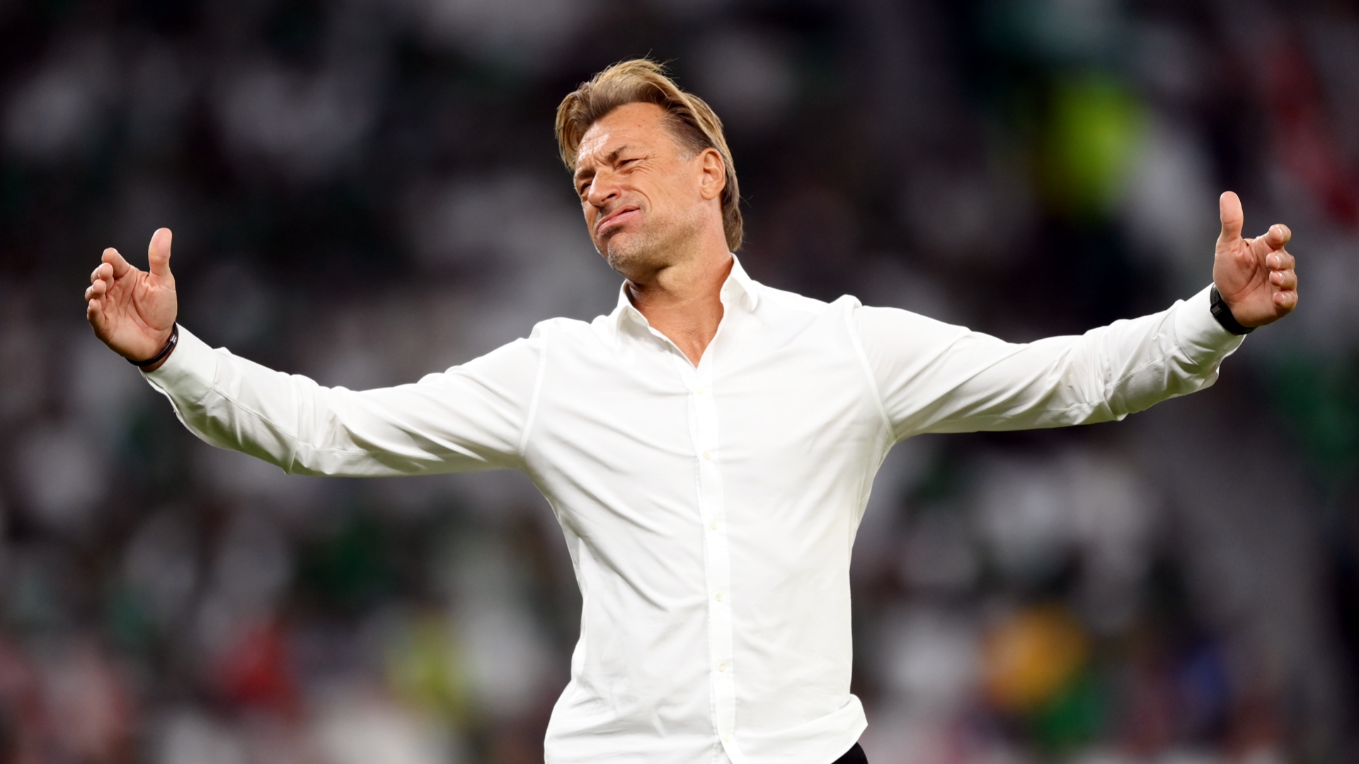 沙特国家队官方消息：解雇法国籍主帅埃尔韦・勒纳尔。
同时聘请希腊籍教练多尼斯为球