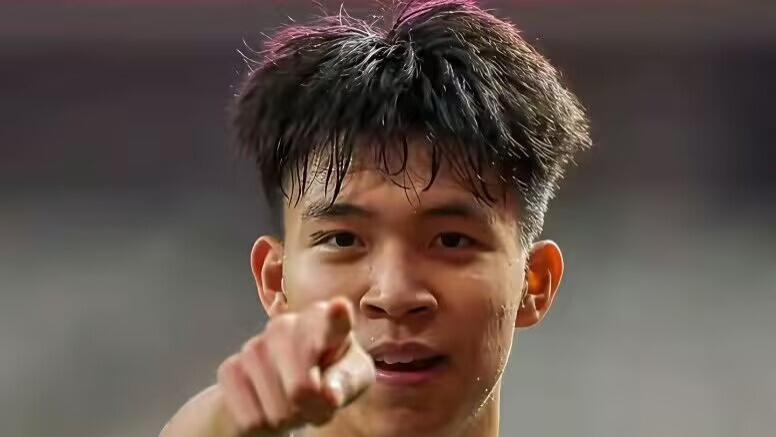 王钰栋拒绝了德甲豪门合同！月薪3000到5000欧元，王钰栋父亲：踢不上球，去欧洲做什么？